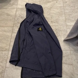 Stone Island vårjacka  - Säljer denna riktigt snygga stone Island vårjacka. Endast använd ett fåtal gånger därav nästan i nyskick. 100% äkta. Nypris: 3600