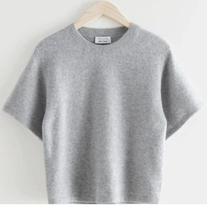 & other stories tröja  - Säljer min jätte fina & other stories tröja i färgen grå som är helt slutsåld!! Den är i storlek L men har krympt och sitter som en XS/S super fint!💖 skriv privat för övriga frågor! Köp direkt för 500!