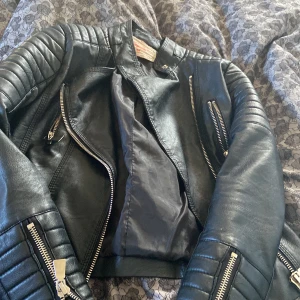 Skinnjacka  - Kollar bara om någon är sugen på den, använd några gånger men har inga hål eller större fel 🥹