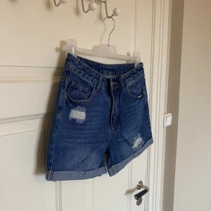 Jeansshorts från Shein  - Säljer denna snygga jeansshortsen från Shein. Storlek S. I fint skick. Med slitningar. 