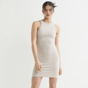 Klänning  - Helt oanvänd beige klänning från Hm. Storlek Xs 🫶🏼 