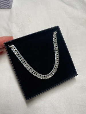 Pansar kedja - Pansar kedja i äkta silver, en längre modell. 55cm. 5mm   500kr + 29kr frakt. Priset kan diskuteras vid snabb affär. 