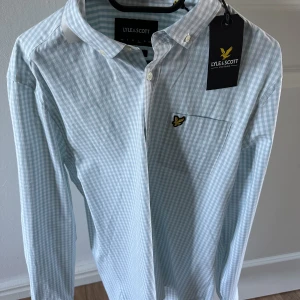 Lyle & Scott | skjorta | Large  - Aldrig använd. Slim fit large 