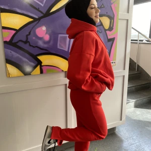 Mjukis-set  - Jätte fin och bekväm set från Boohoo, köpt nyligen men har knappt använt pga rött är inte favo färgen:)  Nyskick och storleken är S men passar också till folk som har M :) Vid frågor hör av er gärna❤️