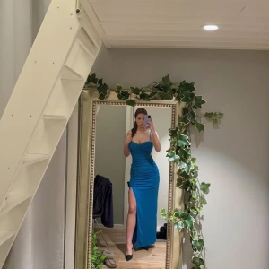 Balklänning - Balklänning/maxiklänning! Var lite snabb med att kasta prislappen och hittade en som passar mig bättre så klänningen är helt i nyskick! Nypris 899kr, öppen för bud🫶🏻