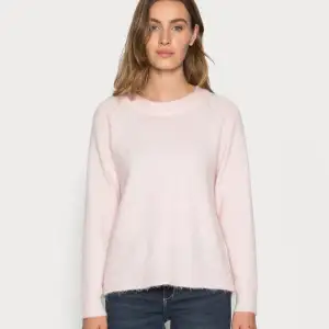 Säljer denna så fina slutsålda rosa stickade tröjan från selected femme i färgen chalk pink! 