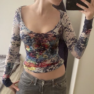 Topp - Så fin långärmad färgglad topp :)