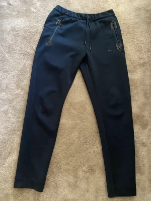 Hugo Boss - Rum 1006 edition - Säljer ett par Hugo boss byxor. Storlek S. Nypris: 1800 kr Pris: 800 kr