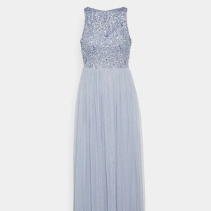 Lace&Beads petite balklänning  - Säljer min otroligt fina balklänning. Använd 1 gång så den är i otroligt fint skick. Det är en petite modell så den är lite kortare, men för mig som är 165cm var den perfekt i längden. Köpt för 900kr. Pris kan diskuteras