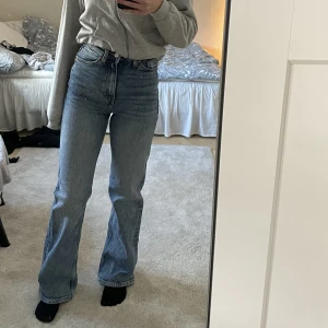 Blåa bootcut jeans - Väldigt sköna blå vida/bootcut jeans från Monki. Fint skick! Det är storlek 24 men skulle passa om man har större storlek då dom är ganska stretchiga. 