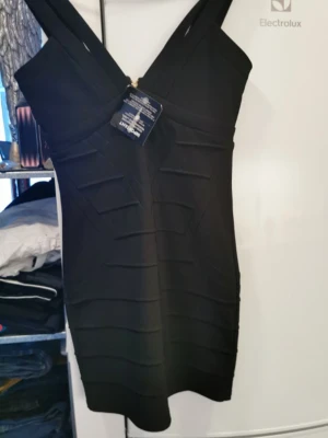 Klänning  - Svart klänning med figur! Från Nelly trend. Ny aldrig använd, lapp kvar. Storleken är M men liten till storleken. Jag skulle vilja säga att den passar en s bättre. 