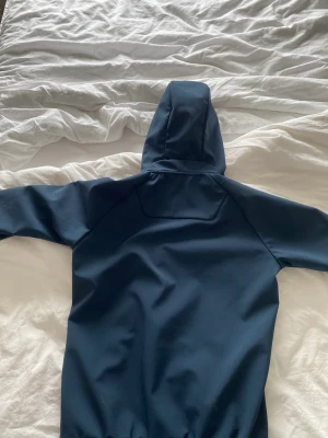 Sail Racing JR BOWMAN SOFTSHELL HOOD - Sail racing jacka som är perfekt för våren. Nypris 1500. 600kr+frakt. Storlek 170.