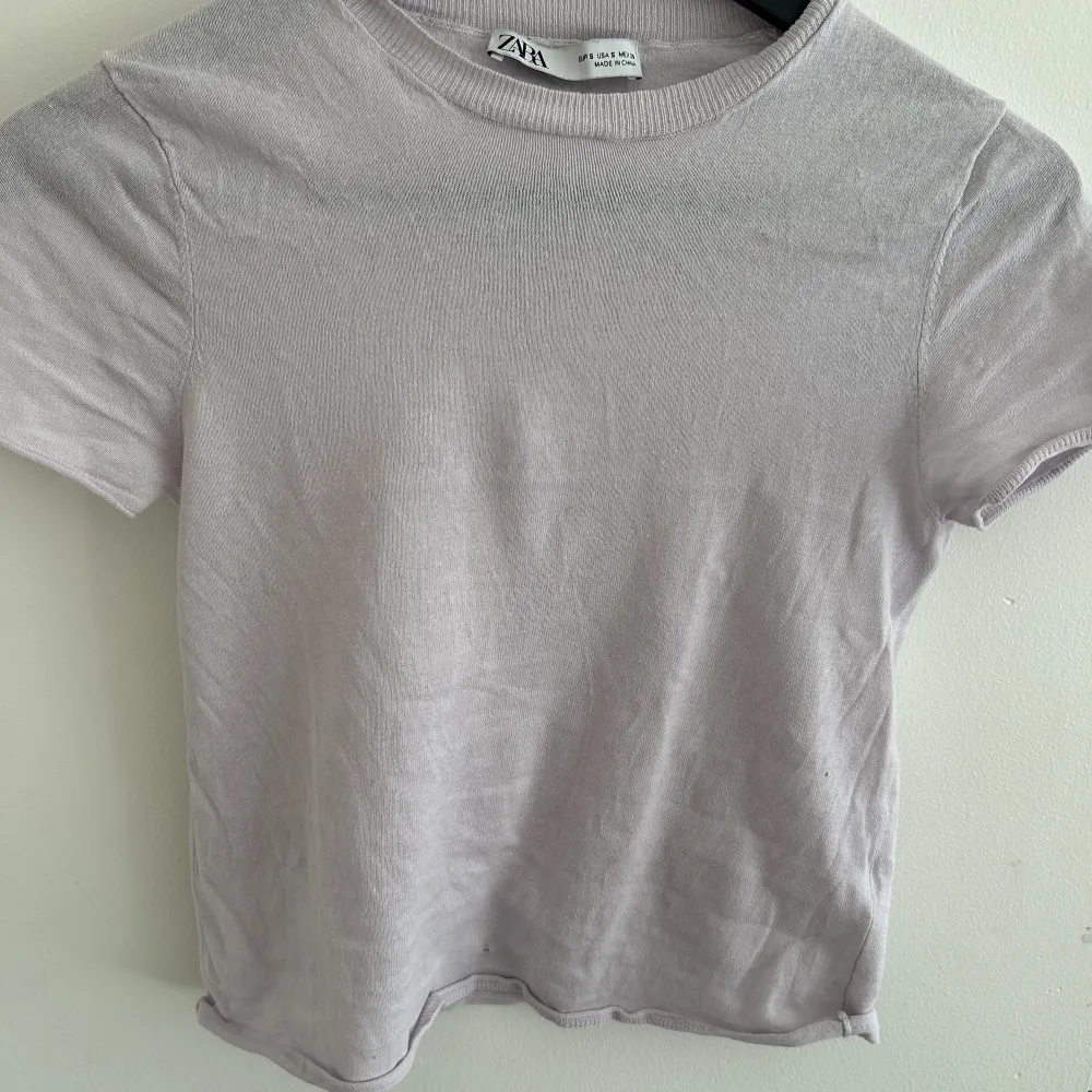 Somrig och cool t-shirt från Zara🌸🌸🌸köparen står för frakt (OBS, har även ett mindre hål. Se sista bild). T-shirts.