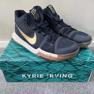 Nike Kyrie 3 Obsidian Gold Storlek 44 10/10 skick (sparsamt använda) Basketskor 