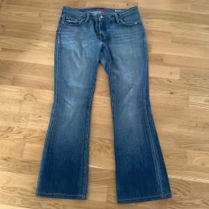 Snygga jeans köpta här på Plick! Midjemåttet= ca 88cm, innerbenslängden= 78cm🙏☺️