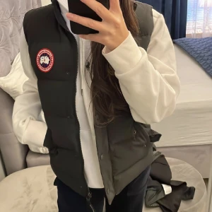Canada Goose väst, stl m - Säljer min Canda Goose väst stl m, enadast använd 1 månad. Nypris 5500kr. Mycket bra skick!