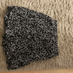 Blommig kjol - Söt kjol från New yoker. Storlek 34. Bra skick. 