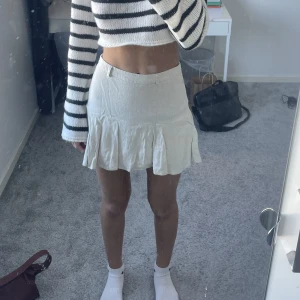 Linnekjol - Superfin linnekjol med inbyggda shorts som är perfekt till sommaren. Jättefin
