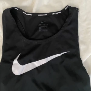 Träningslinne  - Träningslinne i bra skick, storlek XS men passar även mig som M då den är strechig 🥰