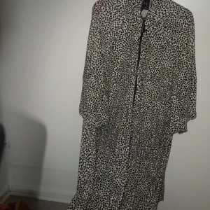 tunika, 60 kr, 2XL, kan ha på sig över abayan, eller med byxor - tunika, 60 kr, 2XL, kan ha på sig över abayan, eller med byxor