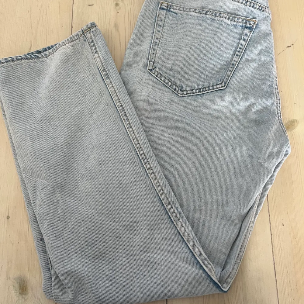 Jag säljer dessa lågmidjade weekday jeans eftersom dom var för stora på mig. Super fina jeans som har raka ben och är perfekte till våren. Jeansen är som nya och är köpta för 600kr från weekdays hemsida. Kontakta mig vid funderingar eller intresse💕. Jeans & Byxor.