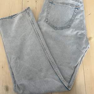 Jag säljer dessa lågmidjade weekday jeans eftersom dom var för stora på mig. Super fina jeans som har raka ben och är perfekte till våren. Jeansen är som nya och är köpta för 600kr från weekdays hemsida. Kontakta mig vid funderingar eller intresse💕