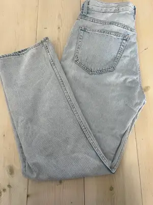 Jag säljer dessa lågmidjade weekday jeans eftersom dom var för stora på mig. Super fina jeans som har raka ben och är perfekte till våren. Jeansen är som nya och är köpta för 600kr från weekdays hemsida. Kontakta mig vid funderingar eller intresse💕