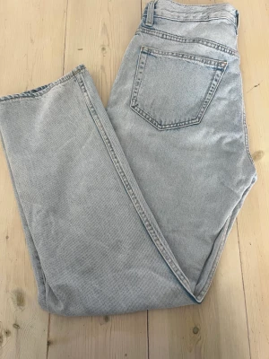 Weekday byxor - Jag säljer dessa lågmidjade weekday jeans eftersom dom var för stora på mig. Super fina jeans som har raka ben och är perfekte till våren. Jeansen är som nya och är köpta för 600kr från weekdays hemsida. Kontakta mig vid funderingar eller intresse💕