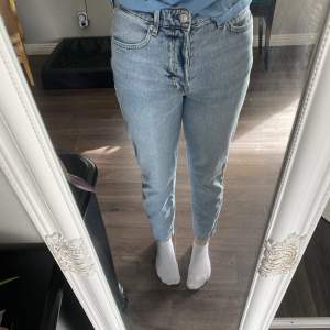 säljer dessa blåa jeans från hm i storlek 38 dom är i modellen Mom jeans ultra hugh waist, säljer dom för 120kr jag är ca 170