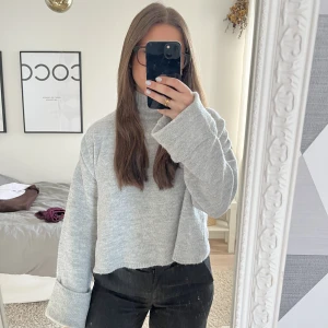 stickad tröja  - Jättefin stickad tröja som tyvärr inte kommer till användning. Använd endast ett fåtal gånger ❤️‍🔥❤️‍🔥