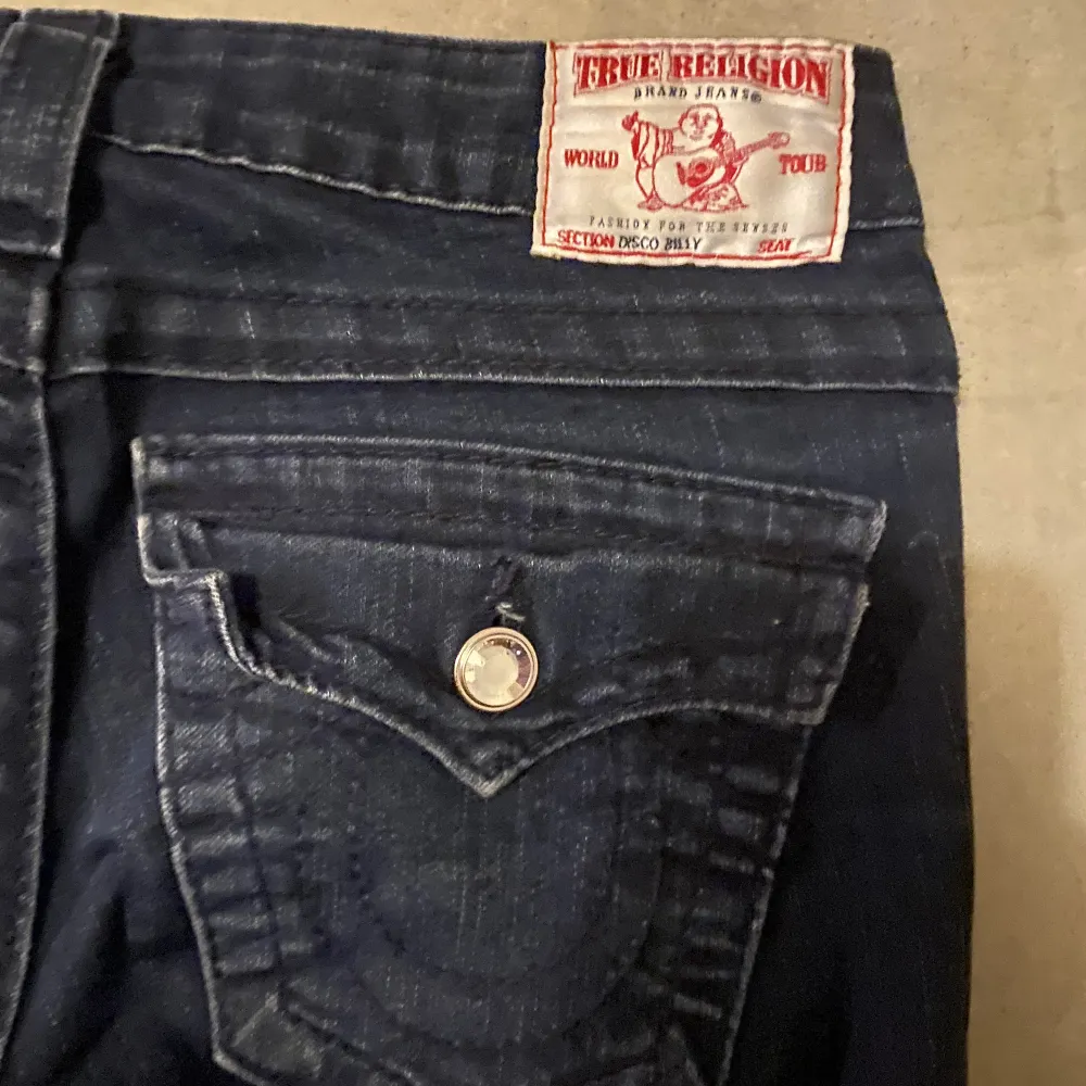 Säljer dessa super snygga lågmidjade true religion jeans då de tyvärr är lite korta. Midjemåttet tvärs över är 35cm och innerbensmåttet är 83cm💕. Jeans & Byxor.