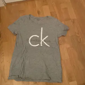 Grå calvin Klein T-shirt med tryck