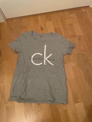 Grå calvin Klein T-shirt med tryck