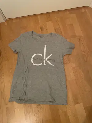 Grå calvin Klein T-shirt med tryck