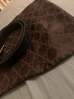 Gucci bälte  - Tjena, säljer mitt Gucci bälte efter som att jag inte anvöndet det längre, det är äkta men jag har inte kvitto, det är använt ganska mycket men den ser ny ut, har du frågor om bältet eller priset är det bara att skriva!