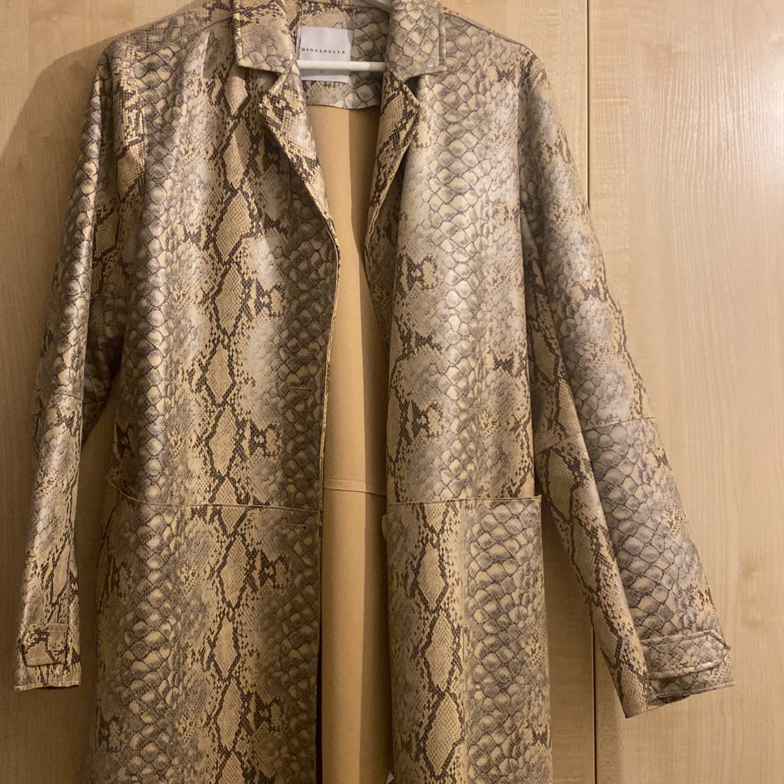 Beige ormskinn jacka