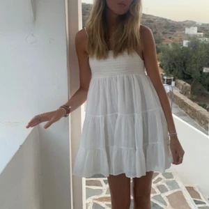 Vit sommarklänning  - ❌ ignorera budningsfunktionen skriv prisförslag direkt till mig❤️ ❌ Jättefin sommarklänning från Zara. Knappt använd. (Lånade bilder)🪷🌸🌷