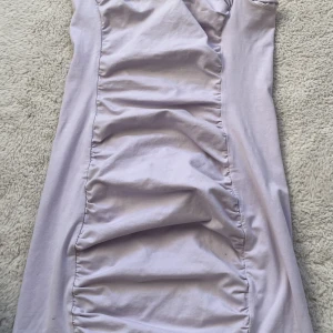 Klänning  - Klänning är i storlek L (men är lite liten i storleken och är som storlek M)