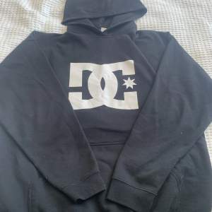 Jättecool oversized dc hoodie i använt skick! Lite nopprig