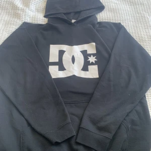 DC hoodie! - Jättecool oversized dc hoodie i använt skick! Lite nopprig