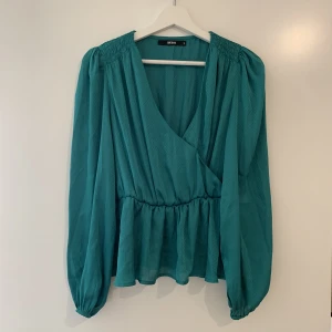 Topp BikBok, Strl. S - Grön blus/topp från BikBok i storlek S. Använd endast en gång så i väldigt fint skick! 