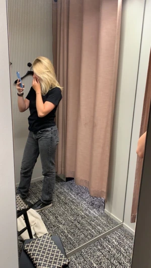 Svart/grå jeans från zara  - Hej jag säljer mina svart/grå jeans från dra för att en inte kommer till användning🥺 väldigt fina byxor. Jag är 165 ungefär tycker dem är jätte bra i längden den är i skrocken 36 och är väldigt bra i storleken ❤️