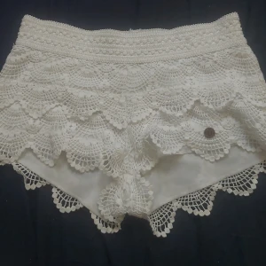 Lågmidjade Sommar shorts  - Säljer mina lågmidjade sommar shorts från kapphal🤍 använt sparsamt och har inga hål eller fläckar🦢