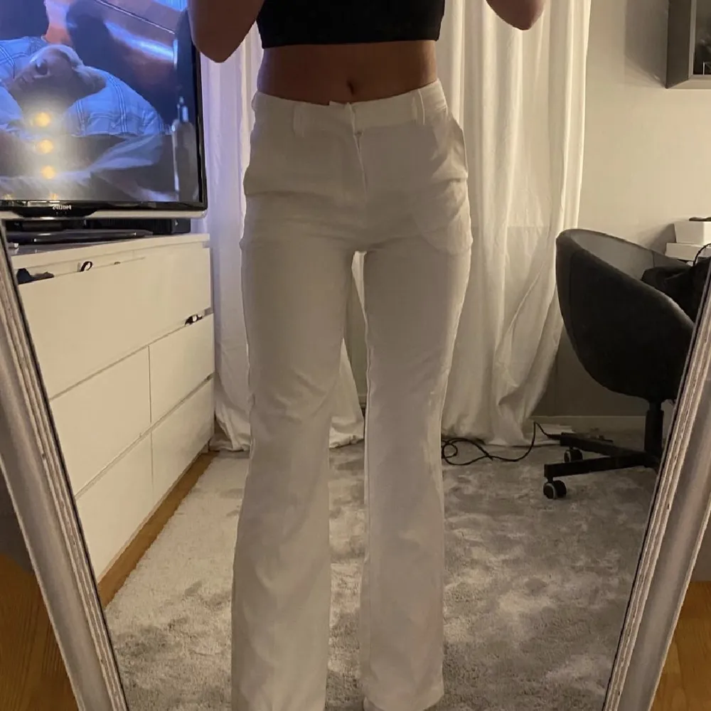 Säljer ett par super snygga vita kostymbyxor från bikbok då dem tyvärr blivit för små för mig. De säljs inte längre i butik vad jag tror då jag ville köpa nya i större storlek, verkligen mina favorit byxor! . Jeans & Byxor.