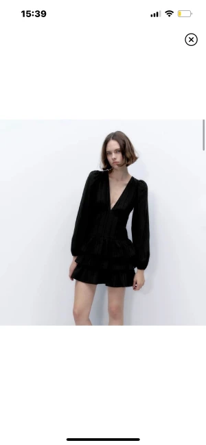 Zara klänning  - Super söt klänning ifrån zara, det är en storlek M men det är liten i storlek så skulle säga att den passar en xs, s! Köpte den här på plick mens er var för stor för mig i bysten!! 