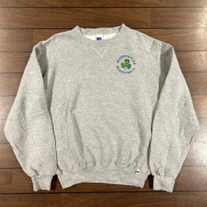 Vintage Russel sweatshirt  - Snygg vintage Sweatshirt från Russel Athletic med brodyr i storlek  M! Bara att skriva om du undrar över något🙏