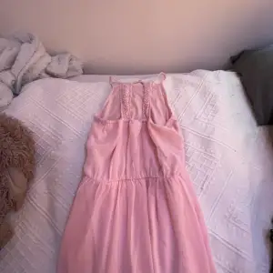 En rosa klänning som inte kommer till användning något mer för den är för liten för mig