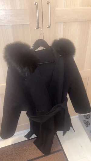 Kappa - Jag säljer min kappa med äkta päls. Storlek M (lite stor i storleken). Den har blivit nopprig. Pris är diskuterbart 