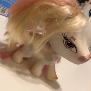 Mini bratz häst med borste - Bratz häst  Liten byta skick lite små fläckar som kanske går bort
