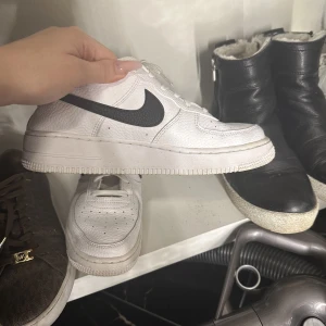 Air force  - Väl använda air force därav priset. Storlek 38